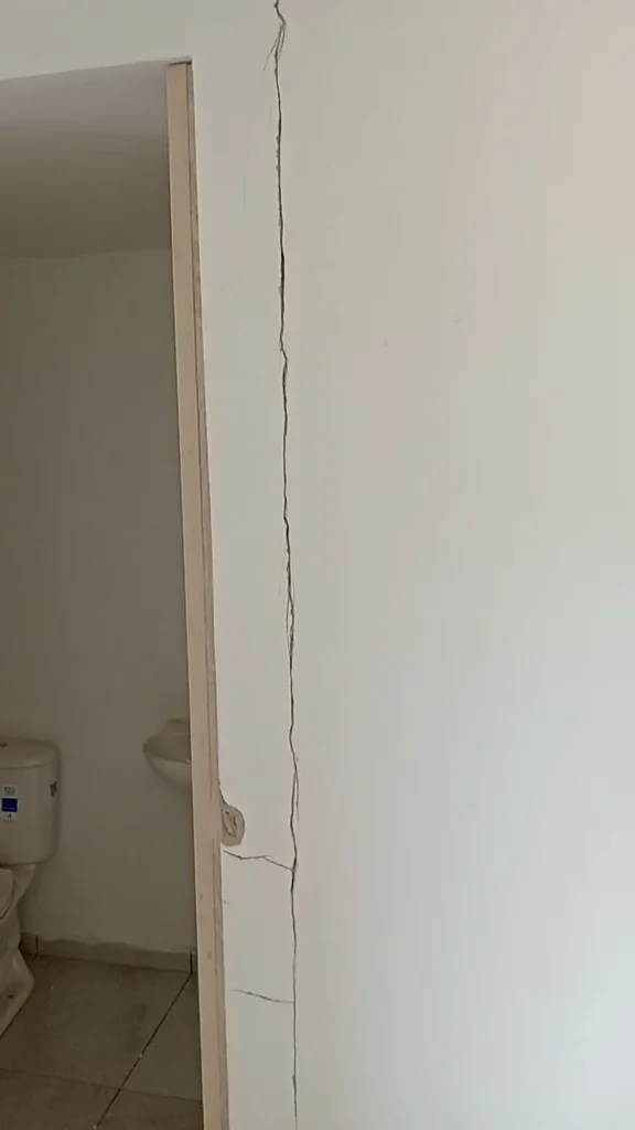 fisura de muro, muro dilatado