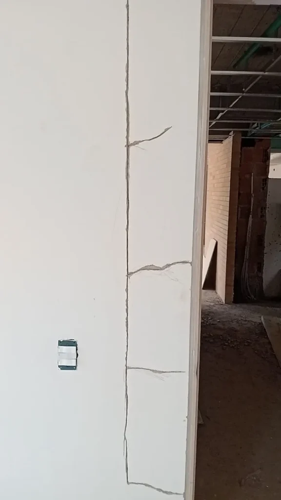 fisura de muro, muro dilatado