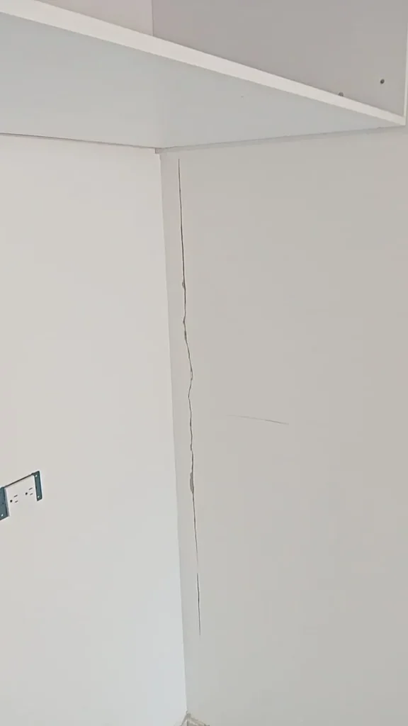 fisura de muro, muro dilatado